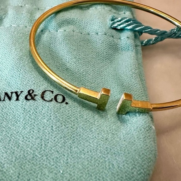 Tiffany T Narrow Wire Bracelet in Yellow Gold / T Wire Bracelet / Tiffany & Co. - Picture 5 of 6